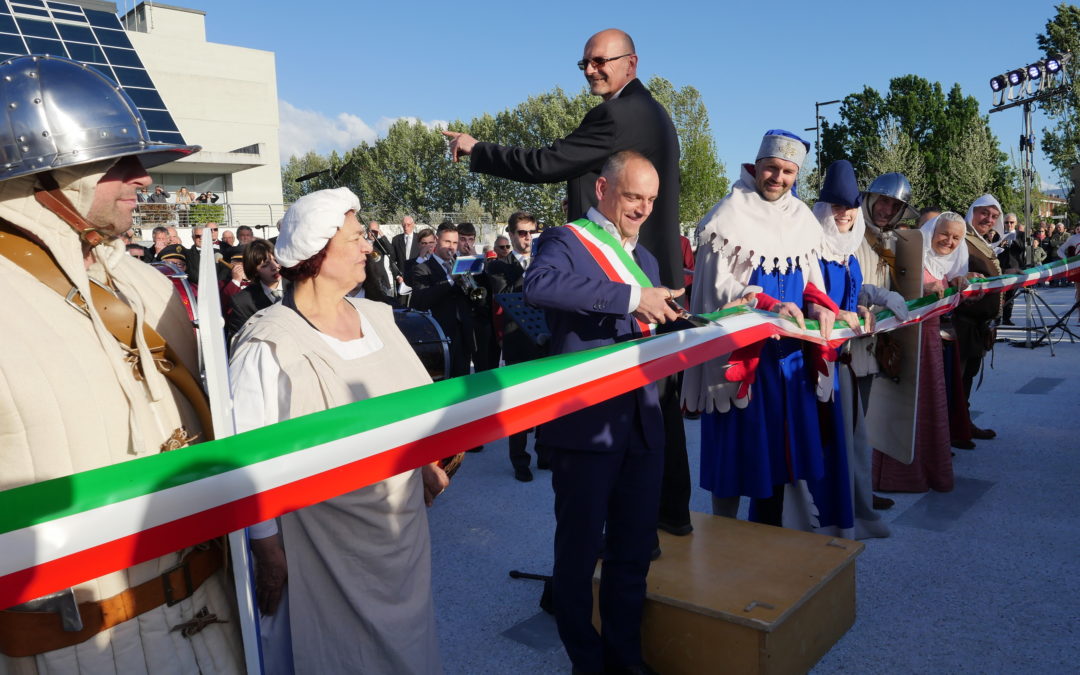 Inaugurata la nuova piazza Aldo Moro davanti a oltre 1000 persone